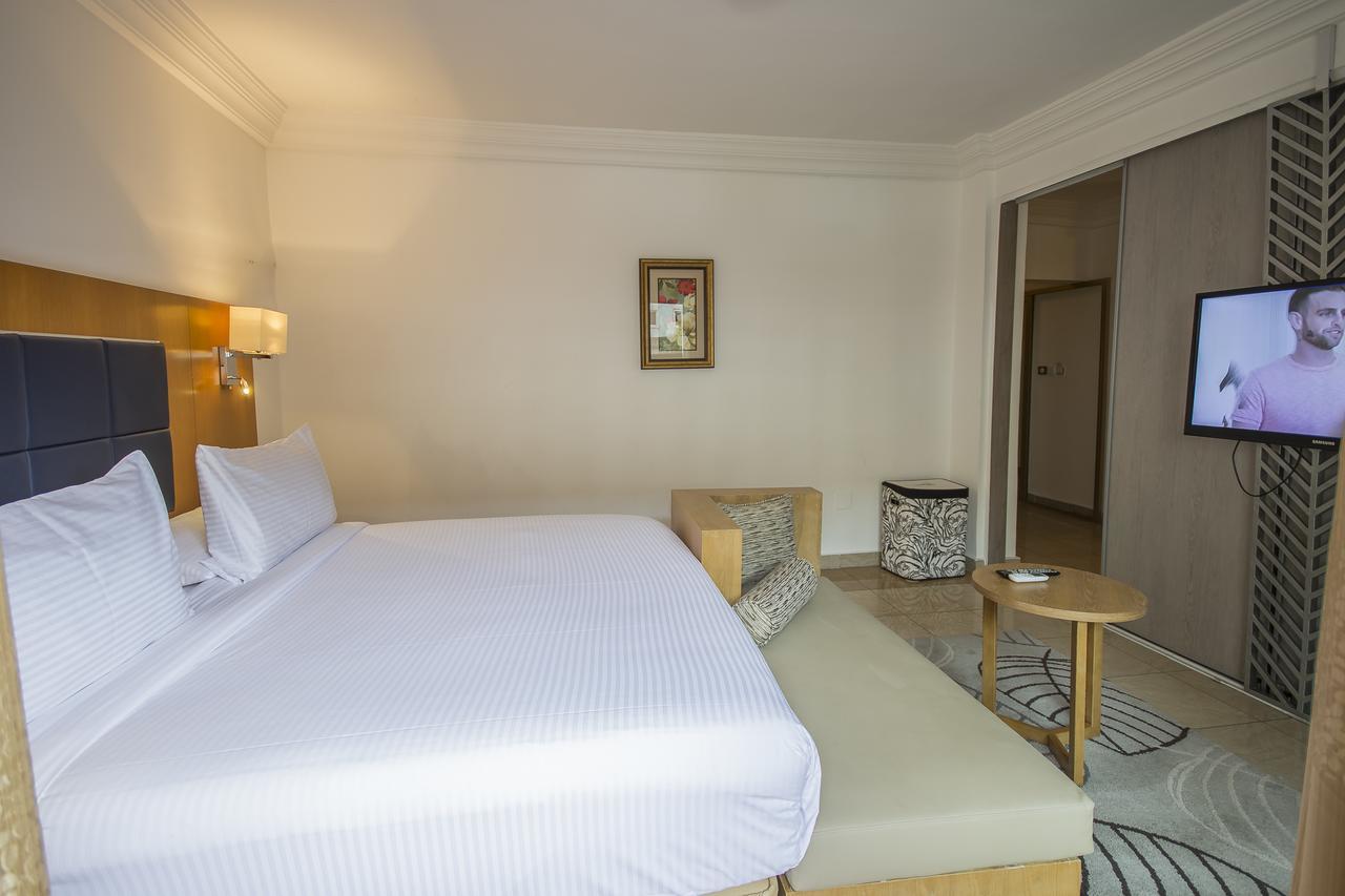 Leon Hotel Kinshasa Exterior photo